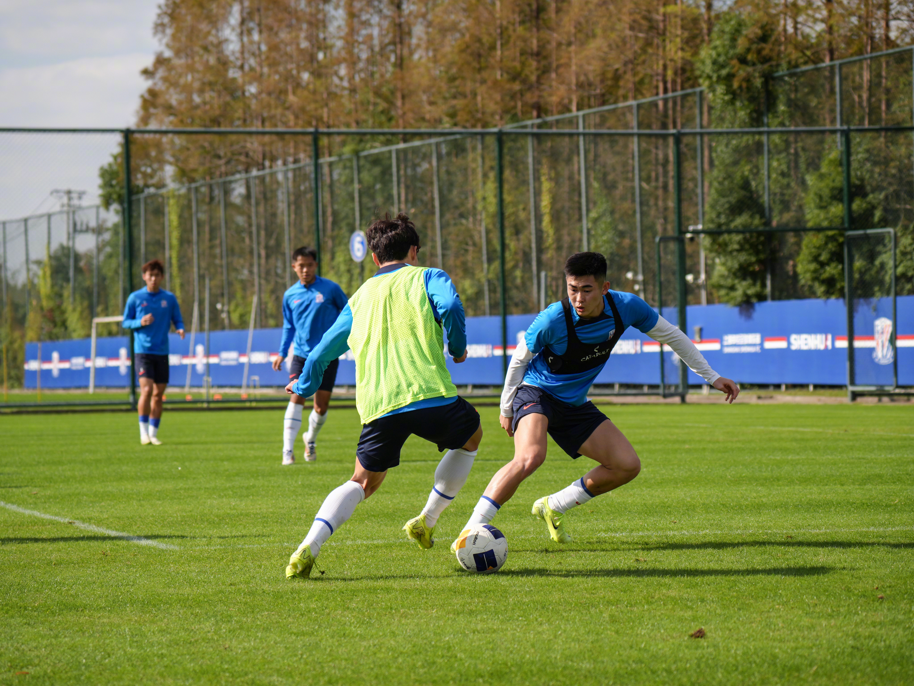 1JJ-广州队训练开放日;冲刺阶段远射贴柱引欢呼;法国杯在即;赛程密集仍需轮换(长征是播种机原文)