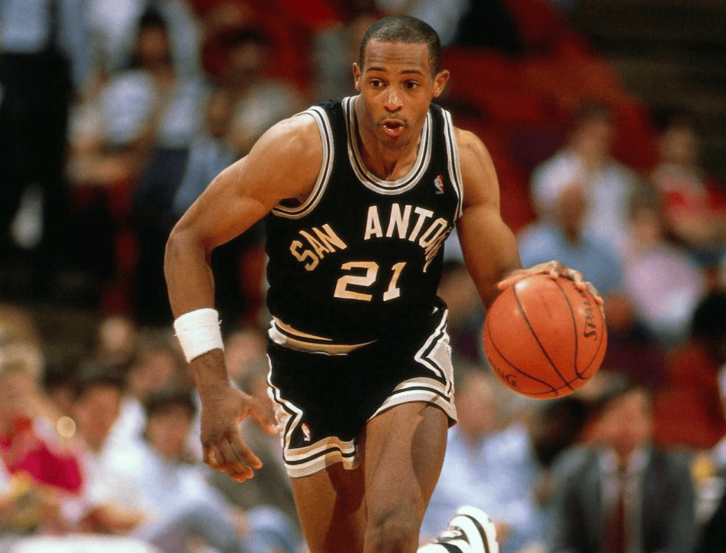 一竞技电竞-穆古鲁扎关键节点回归赛场，老鹰带队取胜！的简单介绍