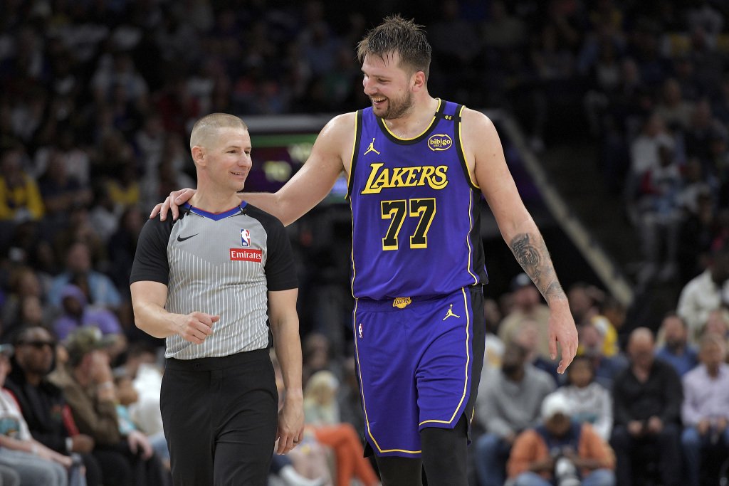 1JJ-关于东契奇在阿森纳比赛中高光表现，比分优势明显引发热议！的信息